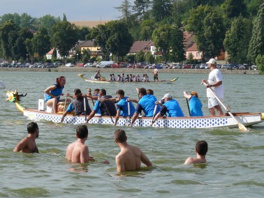 Dračí lodě na rybníku v Jedovnicích - tradiční akce