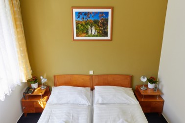 Dvoulůžkový pokoj s manželskou postelí v hotelu Skalní mlýn