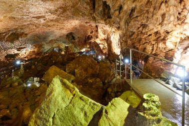 Sestup do Kateřinské jeskyně v Moravském krasu