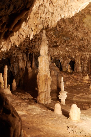 Svícen v Brouškově síni v Sloupsko-šošůvských jeskyních