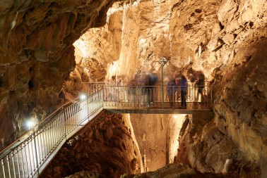 Můstek nad propastí ve Sloupsko-šošůvských jeskyních