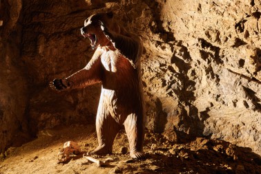 Socha jeskynního medvěda v jeskyni Výpustek v Moravském krasu