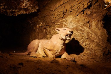 Socha jeskynního medvěda v jeskyni Výpustek