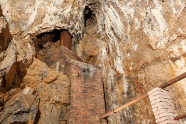 Kotelna od wehrmachtu s komínem v jeskyni Výpustek