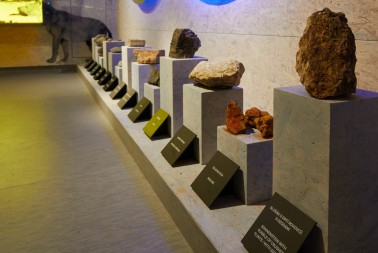 Expozice minerálů v jeskyni Výpustek