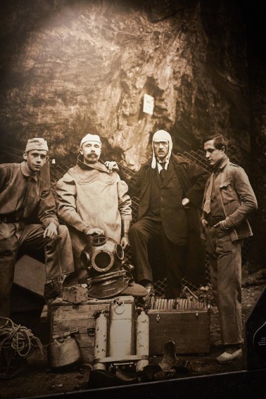 Historická fotografie z jeskyně Výpustek