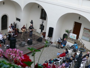 Muzika pro Karolínku - letní hudební akce na nádvoří blanenského zámku