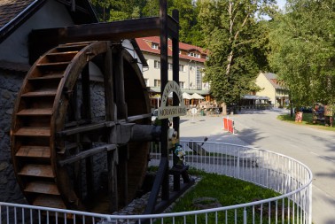 Mlýnské kolo v blízkosti hotelu Skalní mlýn