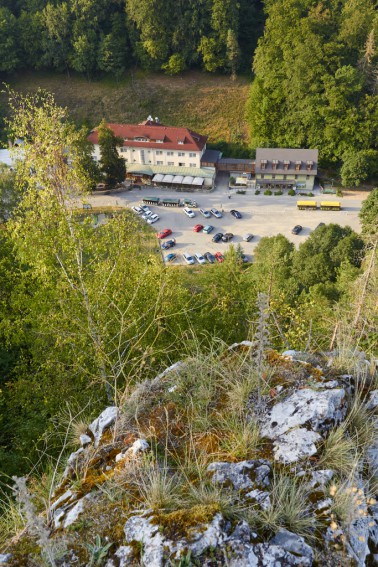 Pohled ze skal na hotel Skalní mlýn