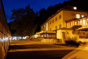 Noční pohled na hotel Skalní mlýn