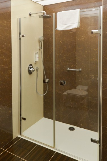 Koupelna komfortního dvoulůžkového apartmánu v hotelu Skalní mlýn