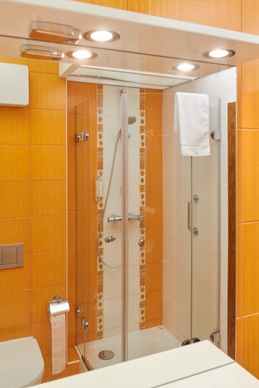 Sprchový kout pokoje hotelu Skalní mlýn