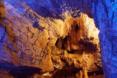 Ústí závrtu v jeskyni Balcarka 