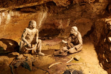 Jeskynní expozice lidí z mladšího paleolitu - lovci
