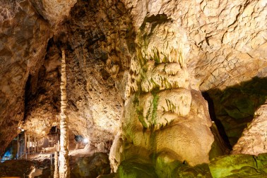 Krápníková výzdoba v Kateřinské jeskyni v Moravském krasu