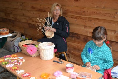 Ukázka pletení košíků na jarmarku v Domě přírody Moravského krasu