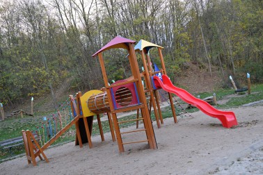 Herní prvky na dětském hřišti u přehrady Palava Blansko