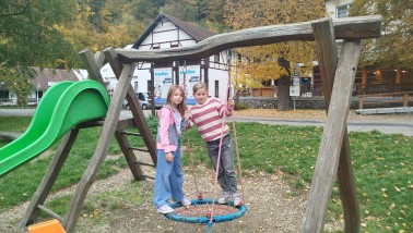 Dětské hřiště před hotelem Skalní mlýn