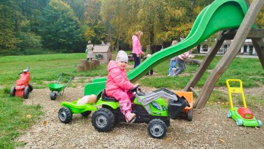 Dětské hřiště před hotelem Skalní mlýn