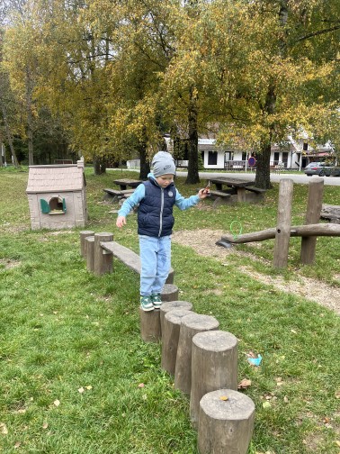 Dětské hřiště před hotelem Skalní mlýn