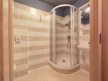 Sprchový kout hotelového apartmánu