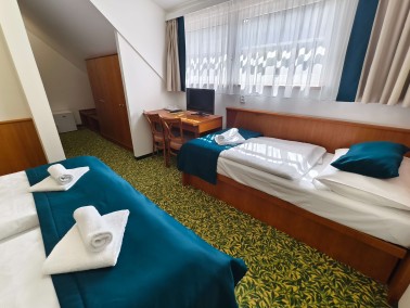 Třílůžkový pokoj hotelu Skalní mlýn