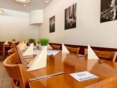 Prostřený stůl v restauraci Skalní mlýn